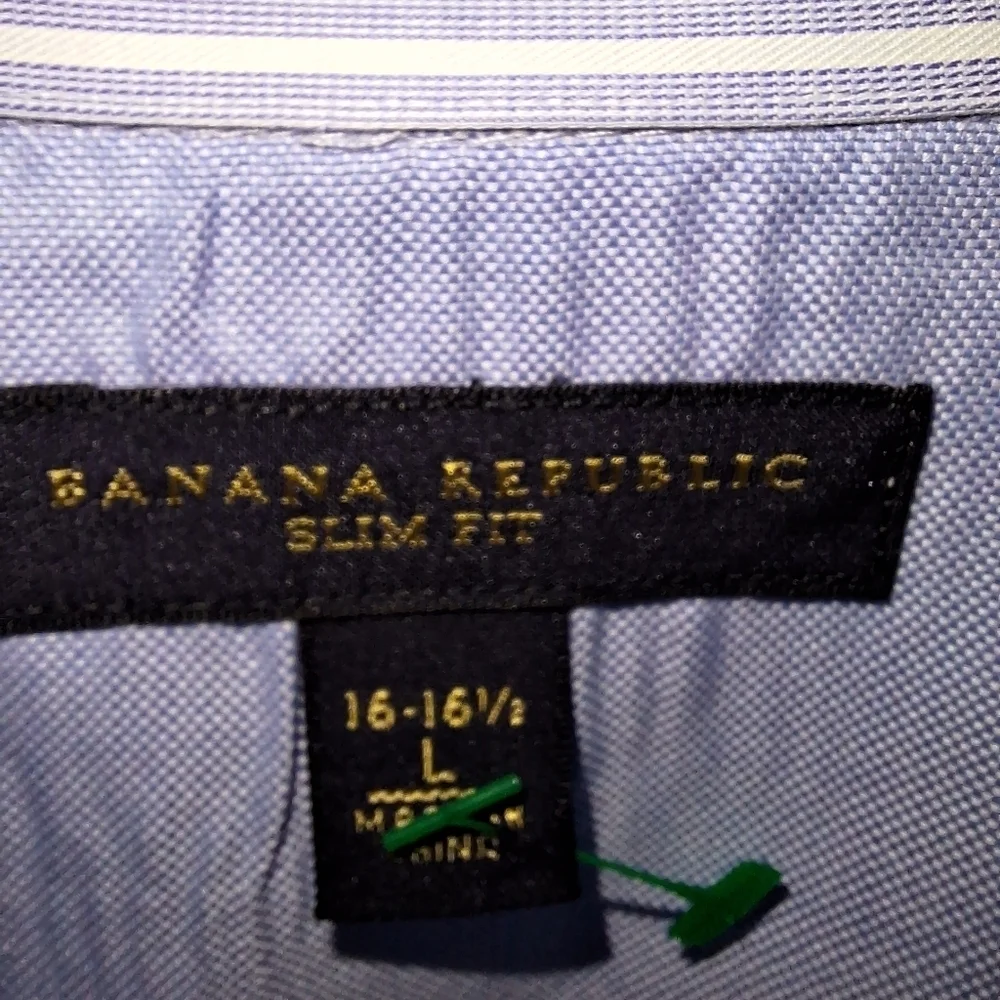 A Banana Republic men's long sleeve button-down dress shirt blue with stripes